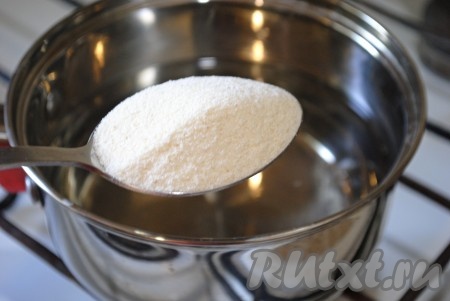 Затем уменьшить огонь и тонкой струйкой, постоянно помешивая, всыпать манную крупу. Количество добавляемой манки зависит от желаемого результата. Если всыпать 3 столовые ложки крупы - получим густую манную кашу, если 2 столовые ложки (без горки) - получим более жидкую.