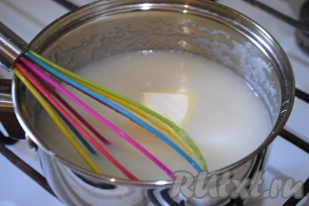 В принципе, манная каша, сваренная на воде, готова. Не снимая её с огня, добавьте в кашу сливочное масло, тщательно перемешайте, чтобы масло растворилось, снимите с огня и, накрыв крышкой, оставьте настояться на несколько минут.
