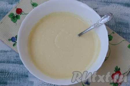 За это время тесто загустеет и будет напоминать сметану средней жирности.