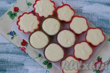 Формочки (силиконовые формочки предварительно можно не смазывать маслом) наполнить тестом почти до верха, так как кексы сильно не вырастут во время выпечки.