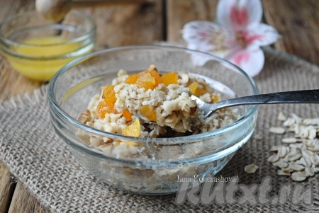 Овсяная каша, приготовленная на воде в микроволновке, надолго насытит ваш организм и порадует прекрасным вкусом.