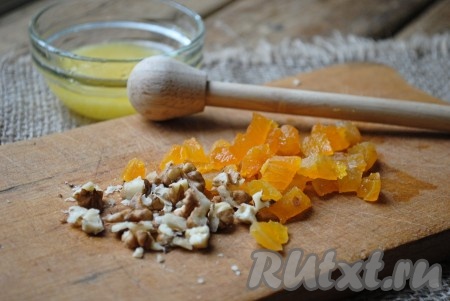 Полезная овсяная каша готова. Дополнить её можно сахаром, мёдом, вареньем, сухофруктами, орехами и т.д. Я решила подать овсянку с орехами, курагой и мёдом. Если курага сухая, её нужно заранее залить кипятком на 10-15 минут, затем обсушить. Курагу и орехи мелко нарезать.