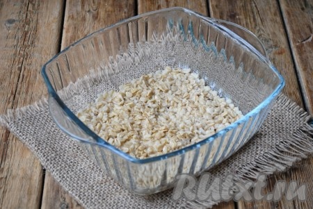 Готовить овсяную кашу 1 минуту на максимальной мощности микроволновки (у меня 800 Ватт). Затем достать кашу из микроволновки, перемешать и готовить ещё 1 минуту. Потом ещё раз поставить на 1 минуту. Всего может потребоваться 3-4 минуты, это зависит от овсяной крупы. За это время хлопья станут мягкими, но при этом не разварятся и сохранят свою форму.