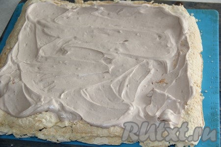 Смазать белковый корж получившимся кремом.
