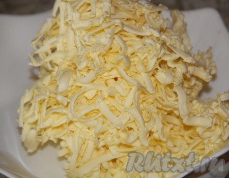 Замороженное масло или маргарин натереть на терке.