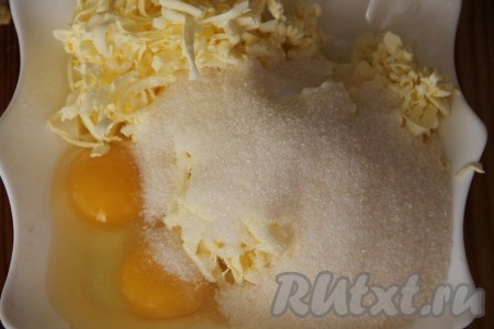 Добавить все остальные компоненты для песочного теста (мука, сахар, яйца, ванильный сахар, разрыхлитель).