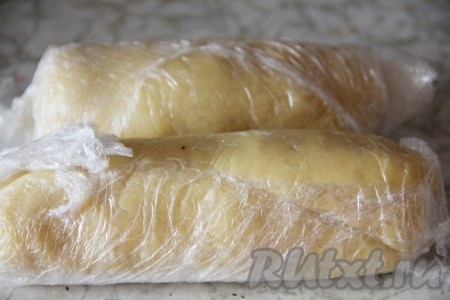 Разделить тесто на 2 части и из каждой части сделать по 2 сосисочки. Обмотать каждую в пакет и отправить в морозилку на 30 минут.