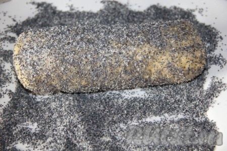 Когда песочное тесто подмерзнет, вынимаем его из холодильника и обваливаем хорошенько в маке.