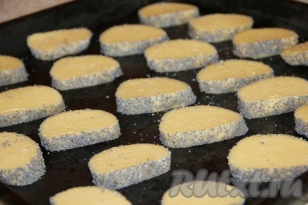 Нарезаем наши сосисочки толщиной по 0,5 см и выкладываем на сухой противень или бумагу для запекания.