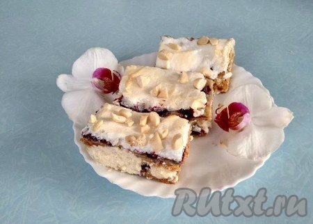 Песочное тесто, ягоды, меренга, заварной крем и миндаль - очень вкусное сочетание, стоит попробовать!

