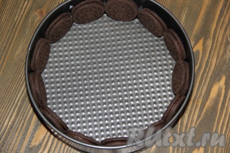 В разъёмную форму (у меня форма диаметром 20 см) по краю бортика выложить печенье "Орео" (как на фото).
