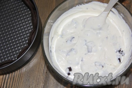 Добавить кусочки печенья в творожную массу и аккуратно перемешать.
