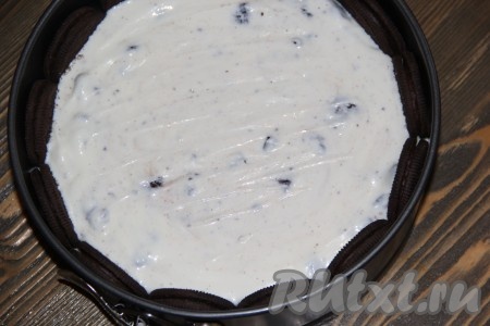 Выложить массу в форму и разровнять.
