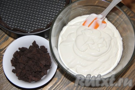 Добавить желатиновую массу в смесь творога и сгущенки, ещё раз пробить блендером до однородного состояния. Переложить массу в миску. 4-5 печенюшек поломать на не слишком мелкие кусочки (как на фото).
