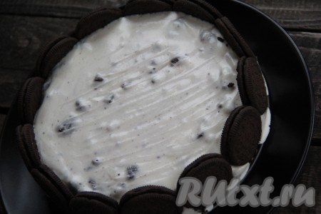 Поставить форму в холодильник на ночь. Верх формы закрыть тарелкой или пищевой плёнкой.
