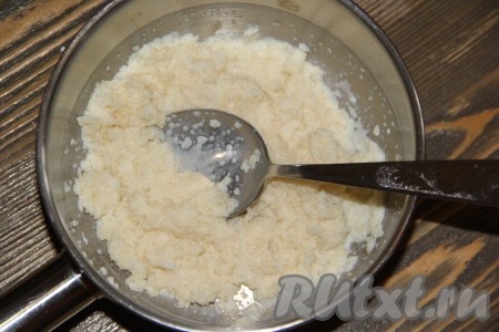 Желатин развести в молоке и оставить набухать на 15 минут.
