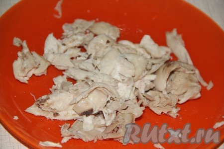 Вареное мясо отделить от костей и нарезать на кусочки. 
