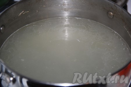 Если вы, как и я, решили сварить грибной суп на курином бульоне, тогда кусочки курицы нужно залить водой, поставить на огонь и отварить мясо до готовности.
