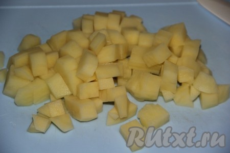 Картошку, лук и морковь очистить. Картофель нарезать на кусочки среднего размера.
