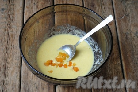 Курагу вымыть, обсушить, мелко нарезать и добавить в тесто. Вместо кураги можно использовать изюм, чернослив или орехи. Если сухофрукты очень сухие, тогда их нужно предварительно залить на 10-15 минут кипятком, затем обсушить.
