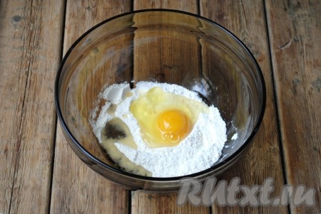 Вбить яйцо и добавить растительное масло.
