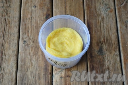 Выпекать кекс в микроволновой печи при мощности 800 Ватт 5 минут.
