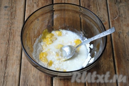 Хорошо перемешать получившуюся смесь и влить кефир.
