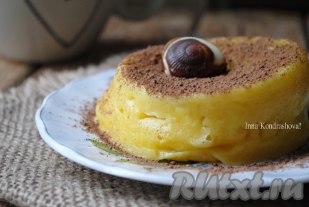 Затем перевернуть кекс на тарелку, посыпать какао-порошком или сахарной пудрой и можно подавать на стол.
