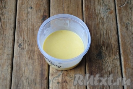 Форму для выпечки смазать тонким слоем сливочного масла. Для выпекания кекса подойдёт любая посуда, которую можно использовать в микроволновой печи. В моём случае это пищевой контейнер. Вылить тесто. Тесто не должно доходить до краёв формы, в процессе выпечки оно сильно поднимется.