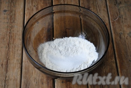 Муку соединить с сахаром и разрыхлителем, перемешать.&nbsp;
