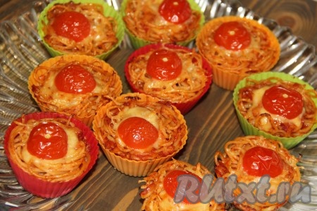 Готовить запеканки из макарон с помидорами и сыром в разогретой духовке при температуре 200 градусов, примерно, 15 минут. 
