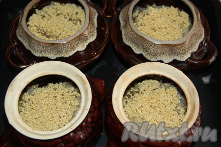 Далее добавить предварительно промытое пшено.
