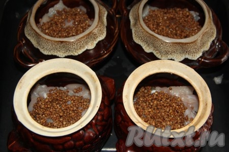 Далее выложить предварительно промытую гречку.
