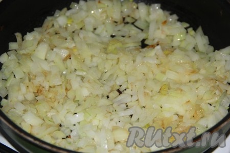 Лук очистить, мелко нарезать. Обжарить лук на сковороде с добавлением растительного масла, помешивая, до золотистого цвета.
