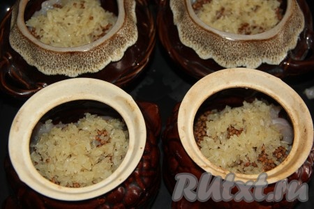 Затем выложить рис (я использовала пропаренный рис).
