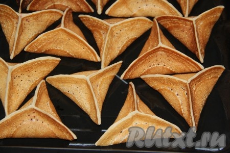 Аналогично пожарить и сформировать все блинчики-треугольники с начинкой, выложить их на противень, смазанный растительным маслом.&nbsp;
