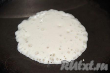 Выпекать блинчики на сухой сковороде! Влить в разогретую сковороду 2 столовые ложки теста и сформировать круглый блинчик.
