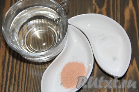 В тёплую воду всыпать дрожжи и сахар, хорошо перемешать опару и оставить в тепле минут на 15.