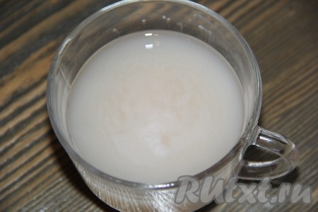 В тёплую воду всыпать дрожжи и сахар, хорошо перемешать опару и оставить в тепле минут на 15.