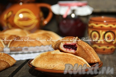 Подать арабские блинчики-треугольники с начинкой из повидла к столу. Блины получаются очень вкусными и нежными.
