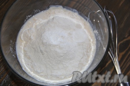 Затем всыпать муку и разрыхлитель.
