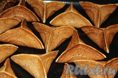 Запекать блинчики в разогретой духовке 5-7 минут при температуре 200 градусов.
