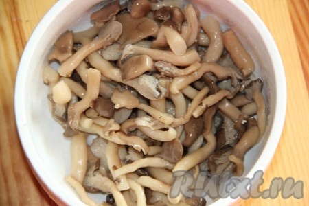 Маринованные опята выкладываем на тарелку (жидкость из банки выливаем, она нам не понадобится).
