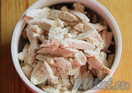 Куриное филе отвариваем до готовности в подсоленной воде и нарезаем соломкой. Для этого салата мне больше нравится, когда курица нарезана именно соломкой, но вы можете нарезать, как вам больше нравится, на вкусе это не отразится.
