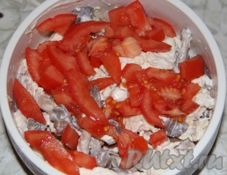 Заправляем наш салат майонезом. Непосредственно перед подачей добавляем нарезанные помидоры.
