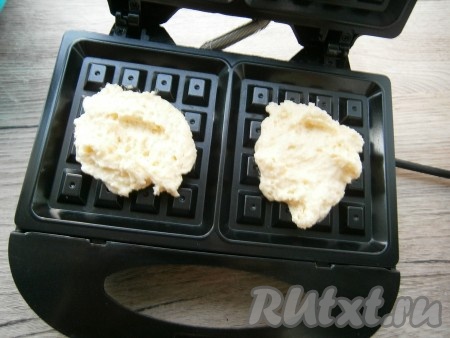 Вафельницу хорошо разогреть. Выкладывать по 2 столовые ложки теста, немного его разравнивая, крышку закрыть.
