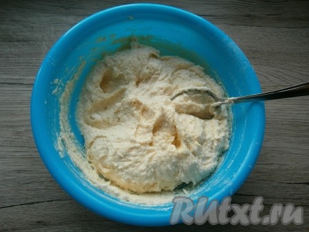Замесить довольно густое тесто (консистенция густой сметаны).