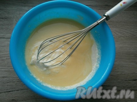 Масло сливочное растопить, немного остудить и вылить его в творожную массу, хорошенько перемешать венчиком.
