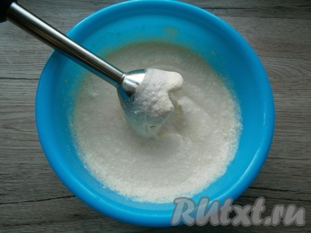 Измельчить творожную массу погружным блендером до однородного состояния.
