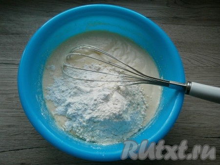 Далее добавить муку, разрыхлитель и крахмал.
